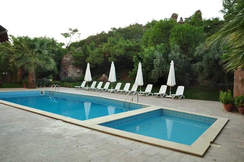 Palm Court Suites Ayvalik Exterior photo